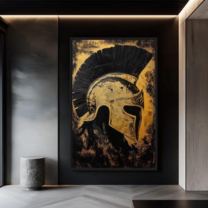 Op de afbeelding: Een zwart-gouden schilderij van een Spartaanse helm met een zwarte pluim. De helm is afgebeeld in een realistische stijl met ingewikkelde details. De achtergrond is een getextureerd zwart met gouden accenten.
