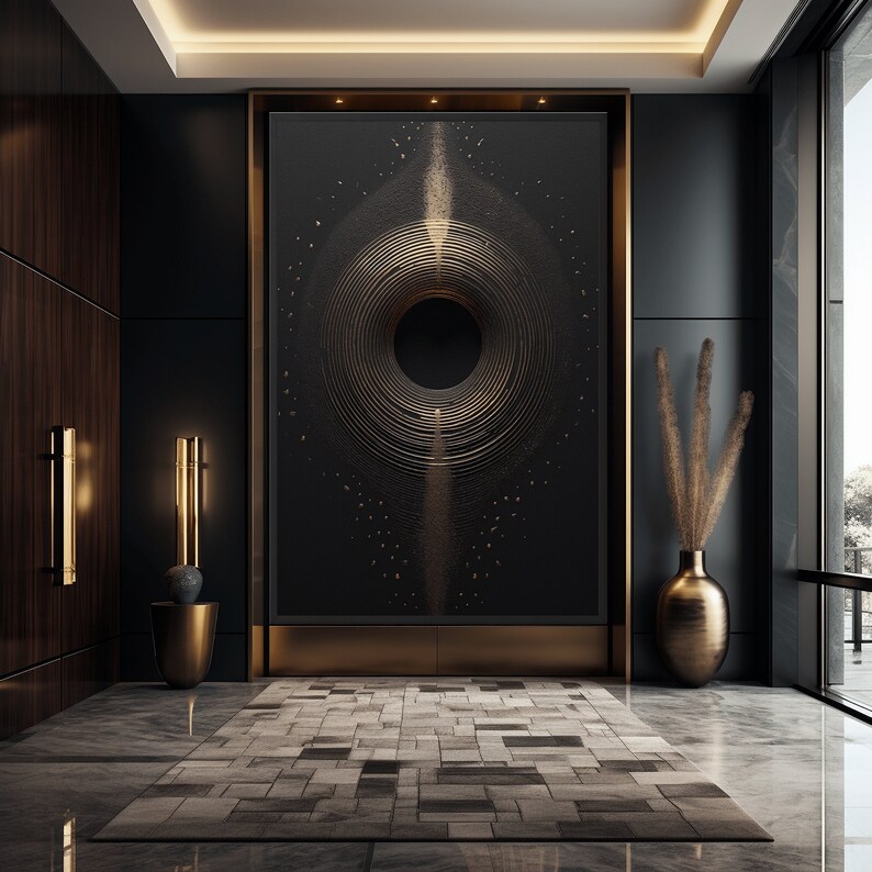 Puede incluir: Dise&ntilde;o de interiores con una gran obra de arte abstracta con c&iacute;rculos conc&eacute;ntricos dorados sobre un fondo negro. La habitaci&oacute;n incluye una alfombra estampada, detalles dorados y un jarr&oacute;n decorativo con plantas secas.
