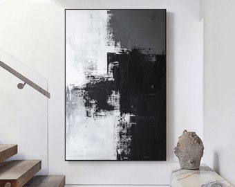 Könnte beinhalten: Abstraktes Schwarzweißbild mit vertikaler Teilung, mit Pinselstrichen und strukturierten Schichten. Das Bild ist gerahmt und an einer weißen Wand ausgestellt.