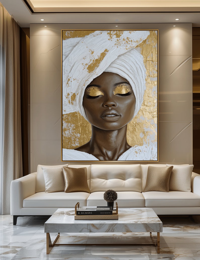 K&ouml;nnte beinhalten: Ein Gem&auml;lde eines Frauen Gesichts mit goldenen Akzenten und einem wei&szlig;en Kopftuch. Die Augen der Frau sind geschlossen und sie schaut nach unten. Der Hintergrund ist in einer texturierten Goldfarbe.