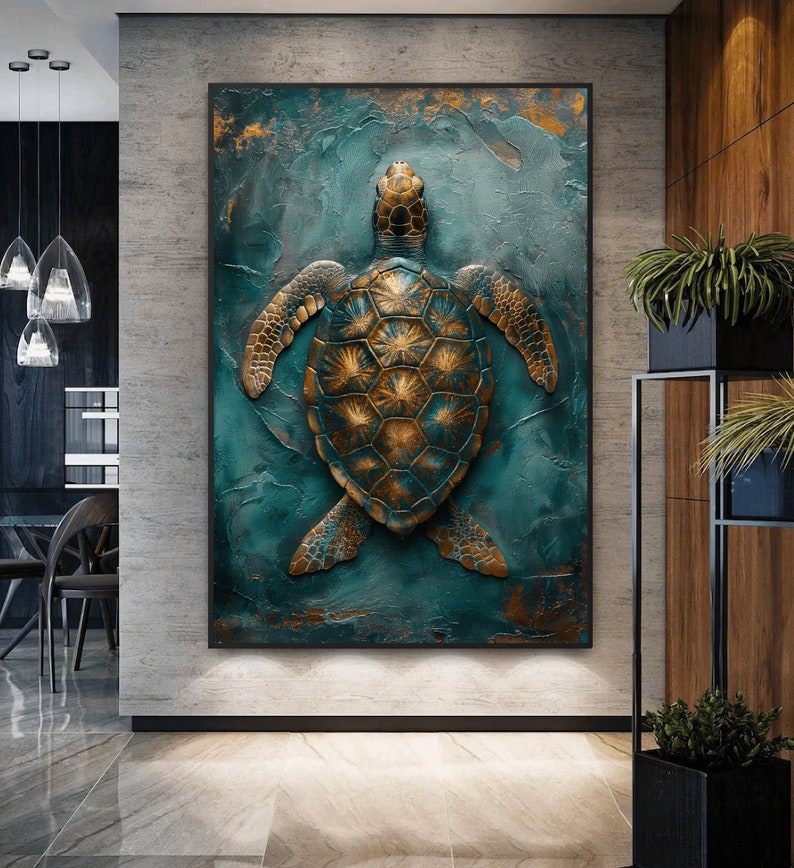 Puede incluir: Una gran escultura de tortuga marina de color dorado con un fondo azul verdoso. La tortuga est&aacute; detallada con un caparaz&oacute;n texturizado y tiene una apariencia tridimensional.