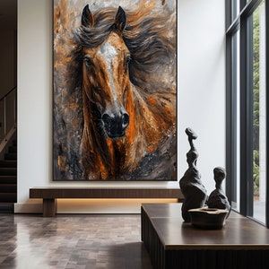 Op de afbeelding: Een schilderij van een bruin paard met een witte vlek op zijn gezicht, met een wazige achtergrond in oranje en grijs. De manen en staart van het paard wapperen in de wind.