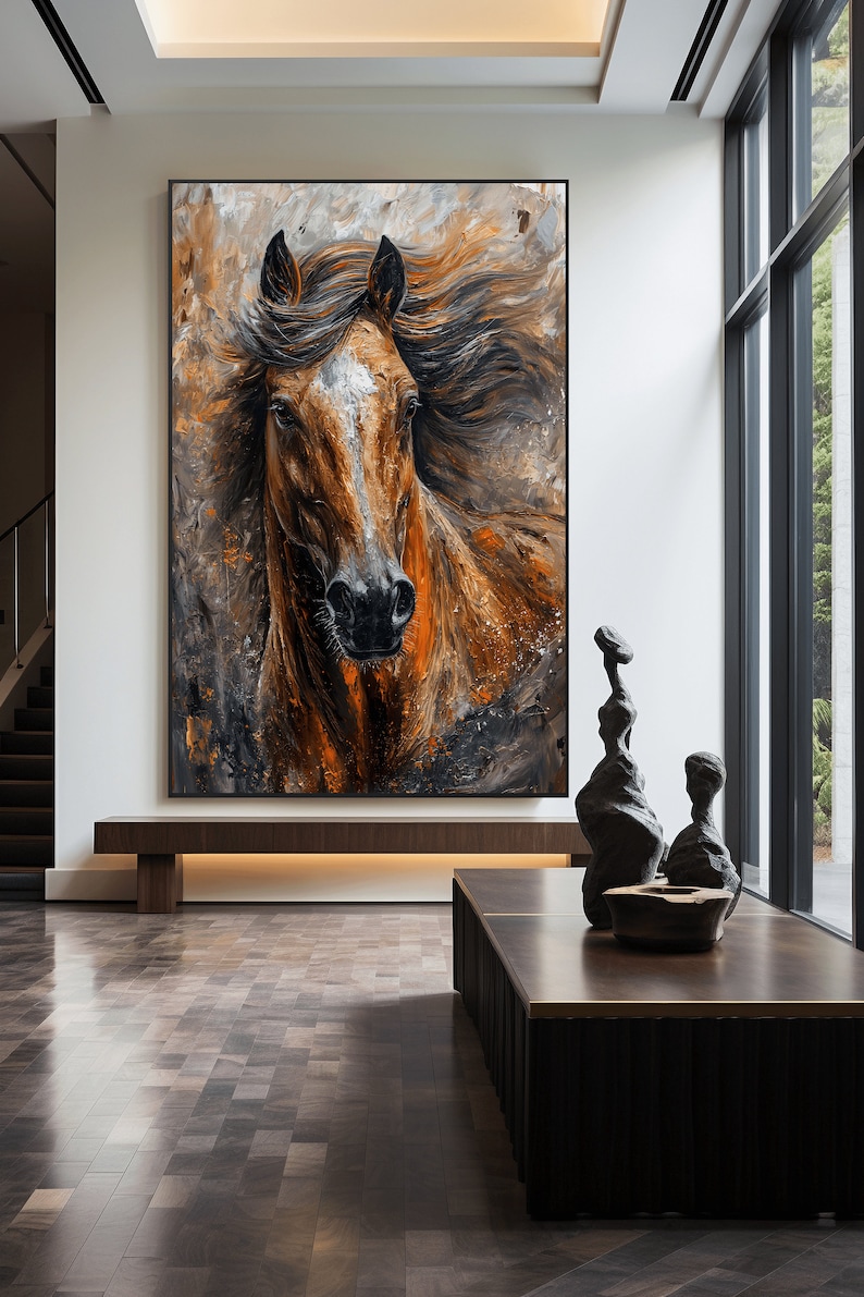 Op de afbeelding: Een schilderij van een bruin paard met een witte vlek op zijn gezicht, met een wazige achtergrond in oranje en grijs. De manen en staart van het paard wapperen in de wind.
