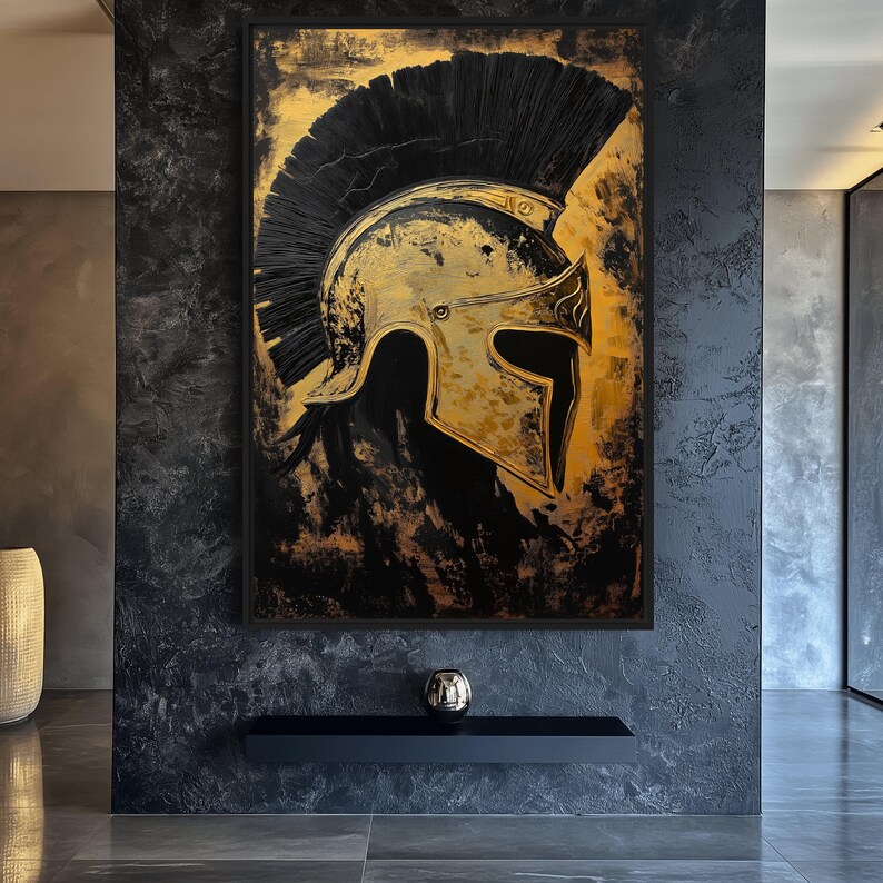 Op de afbeelding: Een gouden en zwarte schildering van een Spartaanse helm met een zwarte pluim. De helm is in profiel afgebeeld, met de pluim die naar rechts uitsteekt. De achtergrond is een getextureerd zwart en goud.