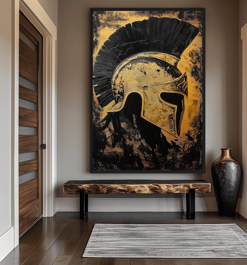 Op de afbeelding: Een zwart-gouden schilderij van een Spartaanse helm met een zwarte pluim. De helm is realistisch geschilderd met details van het metaal en de pluim.