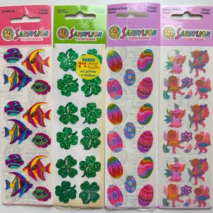Vintage Sandylion Aufkleber in Verpackungen Blisterpackung versiegelt neon tropische Fische, Perlmutt Ostereier, Kleeblätter, Feen