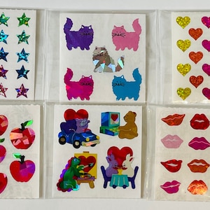 Modules vintage de stickers prismatiques et scintillants Cœurs scintillants. Des étoiles, des lèvres et des pommes prismatiques, des chats et des animaux aux rendez-vous