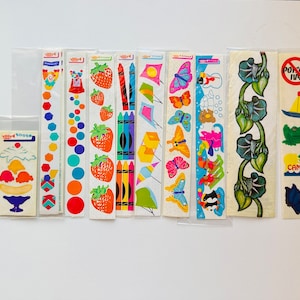 Puede incluir: Un conjunto de 14 láminas de pegatinas coloridas con varios diseños, que incluyen un payaso, fresas, lápices de colores, mariposas, flores e imágenes con temática de camping. Las pegatinas son perfectas para agregar un toque de fantasía a las manualidades, los diarios y más.