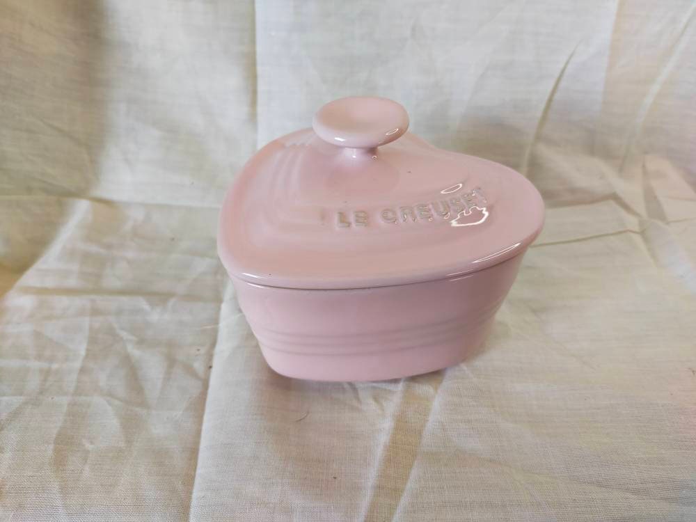 NIB LE CREUSET Mini Heart Ramekins w/ Lids Serving