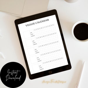 Puede incluir: Una descarga digital imprimible de un calendario de verduras en blanco con los meses del a&ntilde;o en la parte superior y las palabras "Sembrar", "Plantar" y "Cosechar" en el lateral. El calendario est&aacute; dise&ntilde;ado para ayudar a los jardineros a planificar sus calendarios de siembra y cosecha.