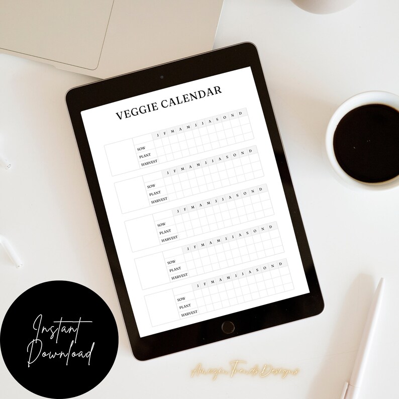 Puede incluir: Una descarga digital imprimible de un calendario de verduras en blanco con los meses del a&ntilde;o en la parte superior y las palabras "Sembrar", "Plantar" y "Cosechar" en el lateral. El calendario est&aacute; dise&ntilde;ado para ayudar a los jardineros a planificar sus calendarios de siembra y cosecha.