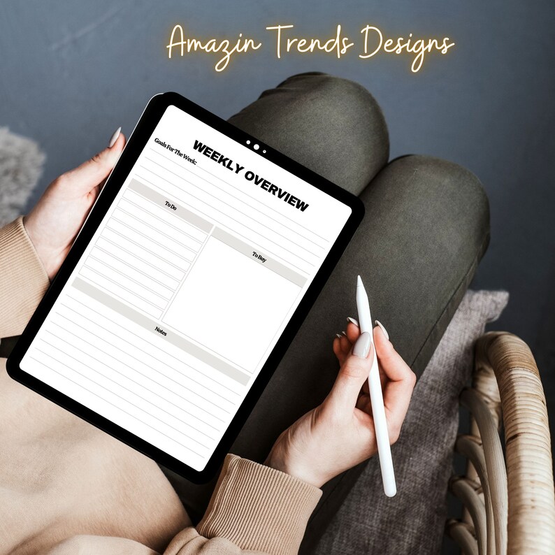 K&ouml;nnte beinhalten: Ein digitales Tablet mit einem Wochenplaner auf dem Bildschirm. Der Planer hat Bereiche f&uuml;r "Zu tun", "Zu kaufen" und "Notizen". Das Tablet wird von den H&auml;nden einer Person gehalten.