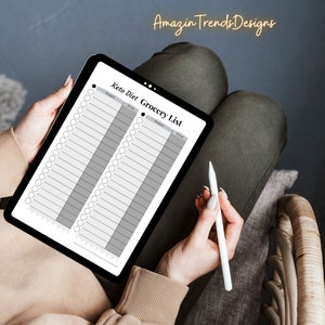 Op de afbeelding: Een digitale tablet met een blanco keto-dieet boodschappenlijst sjabloon. De lijst heeft kolommen voor product, prijs en hoeveelheid. De tablet wordt vastgehouden door een persoon die een stylus gebruikt.
