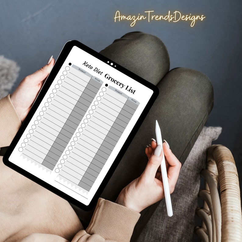 Op de afbeelding: Een digitale tablet met een blanco keto-dieet boodschappenlijst sjabloon. De lijst heeft kolommen voor product, prijs en hoeveelheid. De tablet wordt vastgehouden door een persoon die een stylus gebruikt.