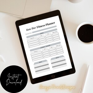 Op de afbeelding: Een digitale planner op een tabletscherm met de titel "Keto Diet Fitness Planner". De planner bevat secties voor cardio, krachttraining, doelen en notities.