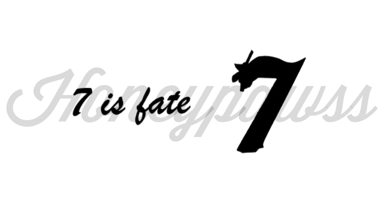 Peut inclure: Conception graphique en noir et blanc avec le texte "7 is fate" et un chiffre 7 stylis&eacute;. Le chiffre 7 a la forme d'une t&ecirc;te de dragon.