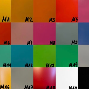 Peut inclure: Un nuancier avec 20 &eacute;chantillons de couleurs diff&eacute;rents &eacute;tiquet&eacute;s de M1 &agrave; M20. Les &eacute;chantillons sont dispos&eacute;s en grille de cinq colonnes et quatre rang&eacute;es.