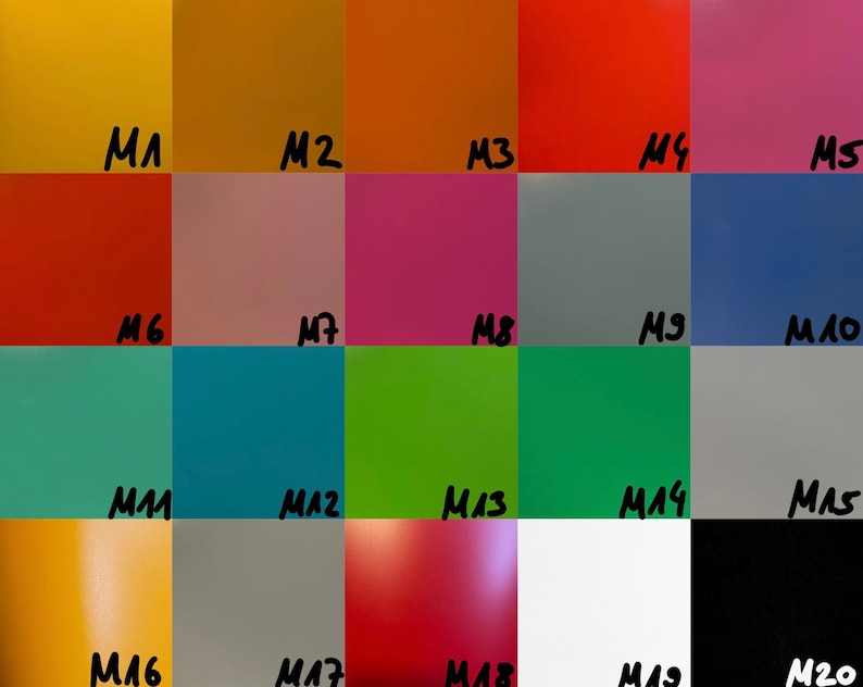 Peut inclure: Un nuancier avec 20 &eacute;chantillons de couleurs diff&eacute;rents &eacute;tiquet&eacute;s de M1 &agrave; M20. Les &eacute;chantillons sont dispos&eacute;s en grille de cinq colonnes et quatre rang&eacute;es.