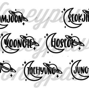 Peut inclure: Illustrations en noir et blanc des noms des membres du groupe de K-pop BTS, chacun avec un croissant de lune et une plan&egrave;te derri&egrave;re le nom.