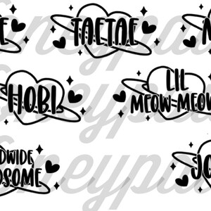 Peut inclure: Illustrations en noir et blanc de c&oelig;urs avec du texte &agrave; l'int&eacute;rieur, notamment "Kookie", "Taetae", "Mochi", "Hobi", "Lil Meow-Meow", "Worldwide Handsome" et "Joonie".
