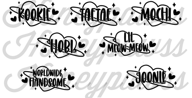 Peut inclure: Illustrations en noir et blanc de c&oelig;urs avec du texte &agrave; l'int&eacute;rieur, notamment "Kookie", "Taetae", "Mochi", "Hobi", "Lil Meow-Meow", "Worldwide Handsome" et "Joonie".