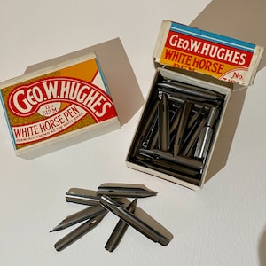 Geopende doos met Geo W Hughes White Horse nr. 312M Vintage dippenpunten 1 bruto (144)