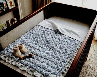 Handtryckt bomullsbabytäcke med blommiga volanger, ekologisk bomull (60x40 tum)