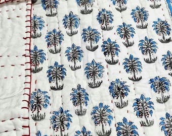 Mjukt bomullsbabytäcke med vändbar handsydd design i blått palmträd och rymdtema