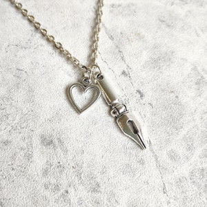 Collier inspiré d'un poète, boucles d'oreilles coeur, boucles d'oreilles stylo plume, rayon, collier poésie, porte-clé poète, cadeau littérature écrivain, livre cadeau