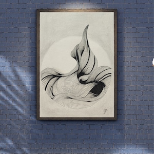 Può includere: Opera d'arte astratta in bianco e nero in una cornice di legno scuro. Il disegno presenta linee e forme fluide, con uno sfondo circolare chiaro. L'opera è montata su un muro di mattoni blu.