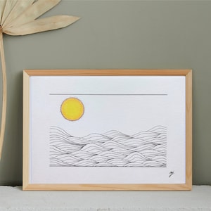 Puede incluir: Un dibujo en blanco y negro enmarcado de un sol amarillo sobre líneas onduladas que representan el océano.