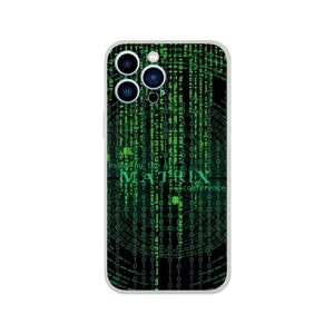 以下が含まれることがあります： 緑と黒の行列スタイルのデザインが施された黒い携帯電話ケース。ケースには、緑色の0と1が繰り返しパターンで表示され、白いテキストで「MATRIX」という単語が表示されています。ケースには、トリプルレンズカメラ用の切り抜きがあります。