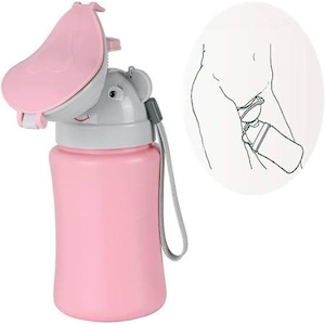 Puede incluir: Un urinario portátil de plástico rosa y gris con una tapa rosa articulada en forma de embudo, un tapón gris con una cara de dibujos animados y una correa de transporte gris. Un diagrama circular muestra el dispositivo en uso sobre un cuerpo.