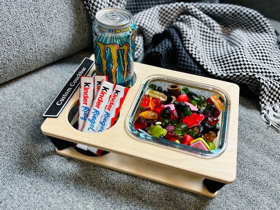Couchbar personalisiert aus Holz – Sofa Snackbar mit Getränkehalter, tolle Geschenkidee für Männer & Paare, mit hochwertiger Glasschale