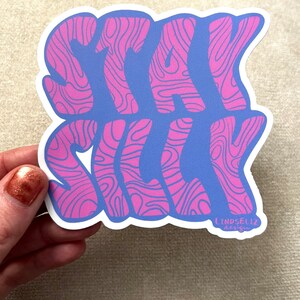 Adesivo Stay Silly | À prova d'água | Fofo | Letras de bloco ilustradas, caderno, garrafa de água - Quatro polegadas