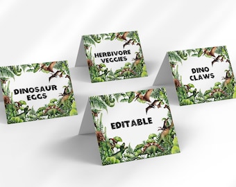 Pode incluir: Quatro etiquetas de comida imprimíveis com tema de dinossauros com um fundo de selva verde. As etiquetas dizem "Ovos de dinossauro", "Vegetais herbívoros", "Garras de dinossauro" e "Editável".