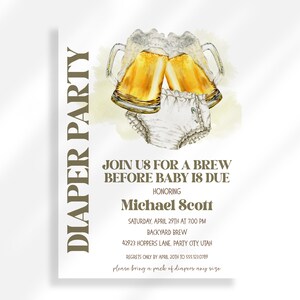Op de afbeelding: Een luierparty-uitnodiging met een aquarel-illustratie van twee bierglazen die klinken. De tekst luidt "Diaper Party", "Sluit je aan bij ons voor een biertje voordat de baby geboren wordt", "Ter ere van Michael Scott", "Zaterdag 29 april om 19:00 uur", "Backyard Brew", "42923 Hoppers Lane, Party City Utah", "Meld je af voor 20 april via 555.123.0789", en "Breng alsjeblieft een pak luiers in alle maten mee".