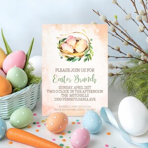 Op de afbeelding: Een pastelroze en perzikkleurige aquarel-illustratie van een vogelnest met eieren. De uitnodiging luidt: "U bent van harte welkom voor een paasbrunch, zondag 21 april, Twee uur 's middags, De Mitchells, 2300 Pennsylvania Ave, Paaseierenjacht volgt, Graag uw aanwezigheid bevestigen voor 15 april via 555-0000".