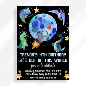 Puede incluir: Una invitación de cumpleaños con temática espacial. La invitación presenta una luna acuarela azul y verde con una nave espacial volando frente a ella. Hay cuatro dinosaurios con trajes espaciales alrededor de la luna. El texto de la invitación dice: "El 4º cumpleaños de Trevor será fuera de este mundo, únase a nosotros para celebrarlo. Sábado, 9 de noviembre de 2:00 PM a 5:00 PM, 1191 5 Galaxy Way, Cedar Creek, NV, RSVP a Sandy 555.0987."