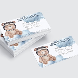 Könnte beinhalten: Ein Stapel weißer Karten mit einem blauen Aquarellhintergrund und einem Cartoon-Bären, der eine Pilotenmütze trägt. Der Text auf der Karte lautet "Diaper Raffle. Bring a pack of diapers, any size, for a chance to win a prize."