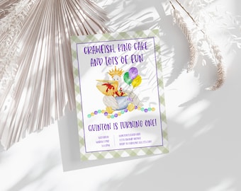 Può includere: Un invito a scacchi verdi e bianchi con un bordo viola. L'invito presenta un pellicano dei cartoni animati con una corona e che tiene una ciotola di gamberi di fiume. Il testo recita "Crawfish, King Cake and Lots of Fun. Quinton is turning one!" con i dettagli della festa di compleanno.