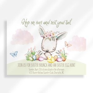 Pode incluir: Um convite para um brunch de Páscoa e uma caça aos ovos de Páscoa com uma ilustração em aquarela de um coelho usando uma coroa de flores e segurando um pintinho amarelo. O texto diz "Hop on over and rest your tail" e inclui a data, a hora e o local do evento.