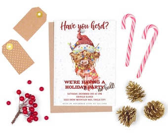 Puede incluir: Una invitación a una fiesta navideña con una ilustración de dibujos animados de una vaca de las tierras altas con un gorro de Papá Noel y una bufanda con luces navideñas. El texto dice "Have you herd? We're having a Holiday Party no bull!" con detalles sobre la fecha, la hora, la ubicación y la información de RSVP de la fiesta.