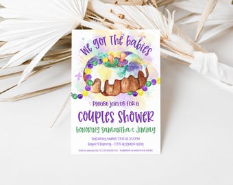 Pode incluir: Uma ilustração em aquarela de cor roxa e verde de um bolo dos reis com o texto "We got the babies" e "Please join us for a couples shower honoring Samantha & Jimmy". O convite inclui a data, a hora e o local do evento.