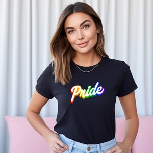 Könnte beinhalten: Ein schwarzes T-Shirt mit einem regenbogenfarbenen "Pride"-Motiv.