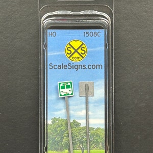 Peut inclure: Un paquet contenant deux panneaux de signalisation de chemin de fer modèle HO. Les panneaux sont en métal et présentent un panneau d'arrêt de bus vert et un panneau vierge. L'emballage est étiqueté "ScaleSigns.com" et "1508C".