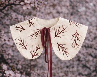 Collar desmontable hecho a mano con estampado de ramas botánicas – Collar llamativo de inspiración folclórica con lazo.