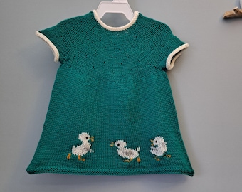 Robe bébé tricotée main ornée de petits canards. Taille 6-9 mois (18" tour de poitrine). Parfait pour Pâques.