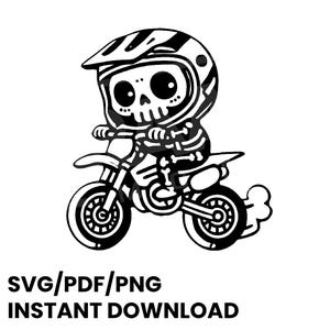 Puede incluir: Ilustración en blanco y negro de un esqueleto montando una moto de cross. El esqueleto lleva un casco y gafas. La moto de cross tiene una rueda delantera grande y una rueda trasera más pequeña.