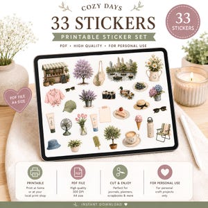 Peut inclure: Une tablette numérique affichant une collection de 33 autocollants imprimables avec des illustrations de fleurs, plantes, nourriture, vêtements et scènes extérieures. Le texte à l'écran indique COZY DAYS 33 STICKERS PRINTABLE STICKER SET PDF.